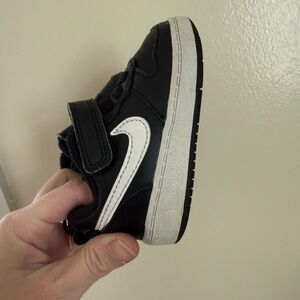 Nike Toddler Black and White Velcro Sneakers 4C